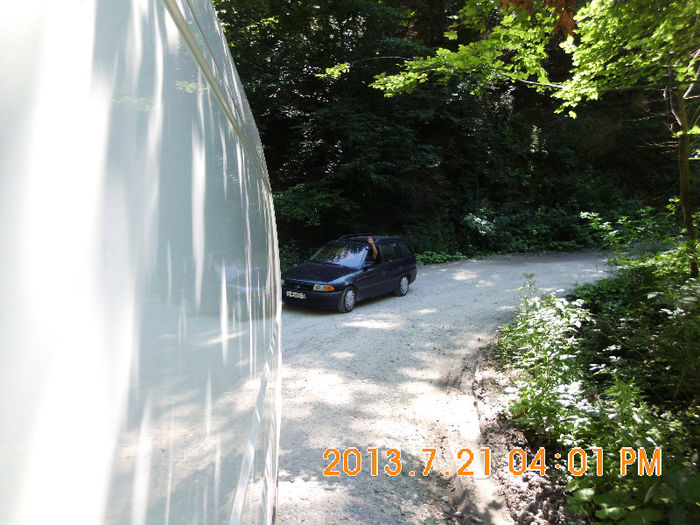 pe drum pe langa Lacul Lesu