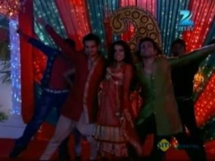 00_01_59 - Asha Negi 3