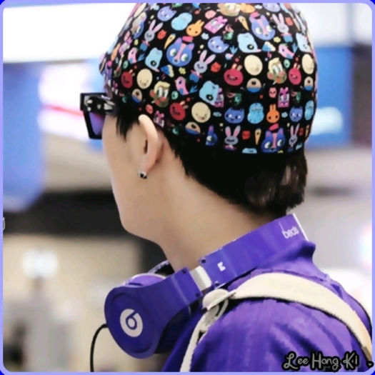 << ..[intra cu JY uitandu`se in jur] ..Inca nu a ajuns.. :-?