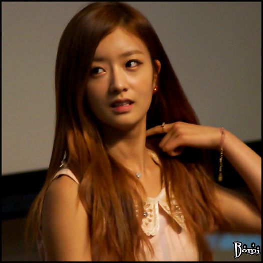 |B| [ca pt ea] Pff..ce enervanta. 8-| Heii JungAh. :).