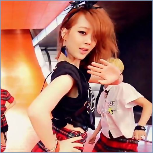 `.. [intra cu JA;se uita in jur;merg aman2 la ei] .. Heya. :-h .. :) .. - X - x - CLUB - x - X