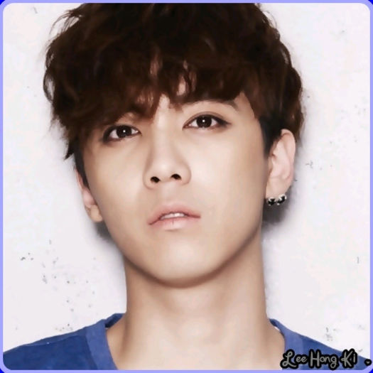 << ..[intra] ..Hy. :) ...Kik? Ce cauti aici? :)) [pleaca la bucatarie]