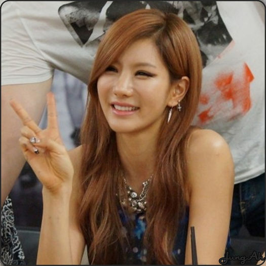 • Si...incepe..:)) Hey :-h [se aseaza pe jos]