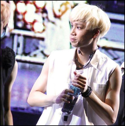 (Kai) ..(coboara) Daa, si mie.. zic. (se aseaza la loc) - l - x - Episodul 74 - x - l