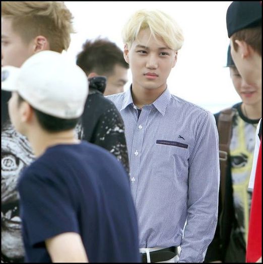 (Kai) .. :)) :-s.. (merga la ea,ii ia galeata de pe cap) ..Esti bine? :-s