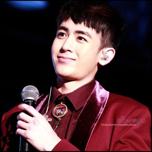 -N_ [merge la ei,in spatele lui Vic,o imbratiseaza] Yaaa! :o3 .. :))