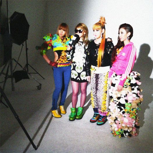 BTS-photos-of-2NE1-s-Photoshoot-with-Fault-Magazine-2ne1-32230509-600-600