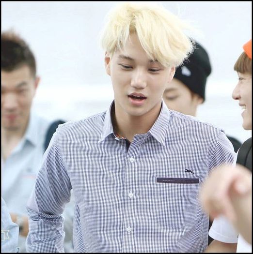 (Kai) ..Yaa, Luhan-sshi, nu-i timp de dormit. :)) JOS..(il trage de pe canapea)