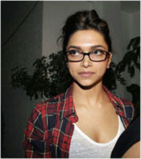 3 - p_Celebrity with glasses_p