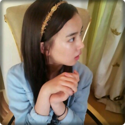 J. Serios? ...Cum poate dormi linistita dupa ce face atatea rele? -_- :))