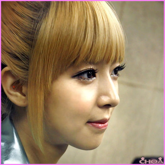 ..`.. Care poza? :-? Cea in care e machiat pe toata fata? Vreau s-o vad..:))