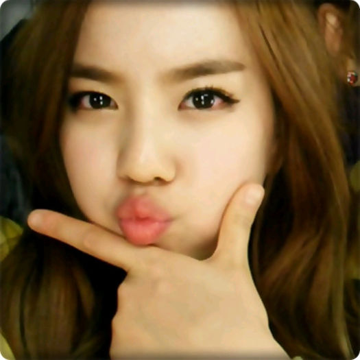 J. Vreau si eu sa vaaad! :)) [fuge langa cele 2; se uita la poza] ..o.O ..:))=))