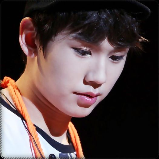 ♫ [isi deschide ochisorii :3;se freaca la ei] Huh? (:|.