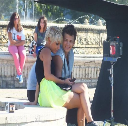 ;; mnu` . ma grabesc sa discut ceva cu Ioana intre 4 ochi . - x spital _ - _ bolnaviori _ lalalala - x