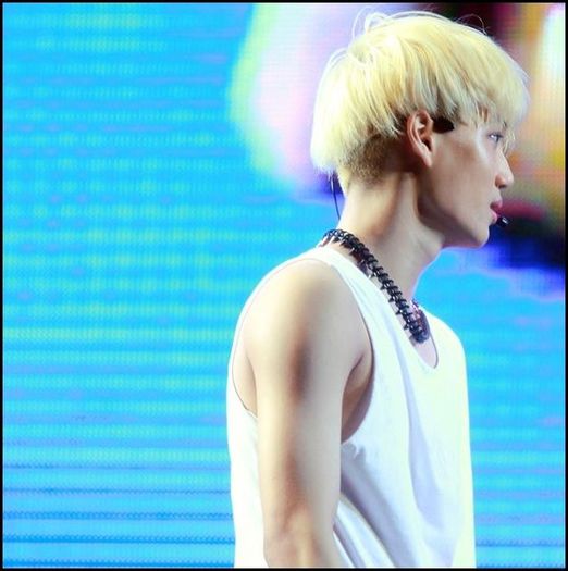 (Kai) ..Amandoua. >:P Va potriviti,saracul Hyun.. :(