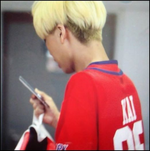 (Kai) ..(coboara cu o geanta) ..:-s..:) ..(Pleaca cu Luhan)