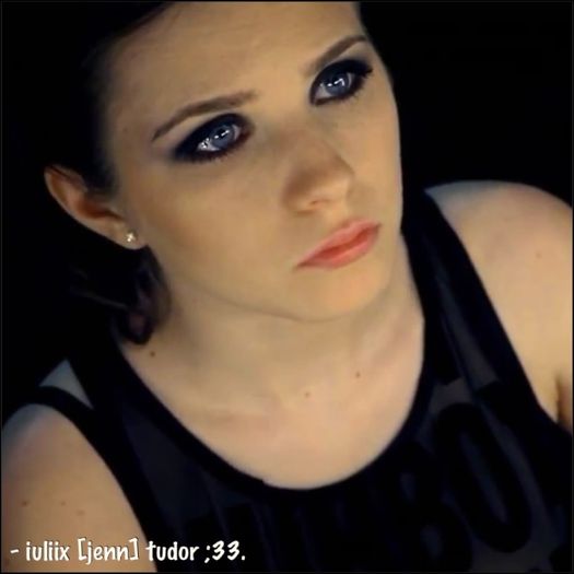 - ioana ;3 nu - nu mă simt prea bine :-ss. [ se sprijină de perete ;3 ].
