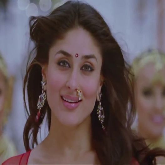 Chammak Challo Full Song Video Ra One _ ShahRukh Khan _ Kareena Kapoor_(720p).mp4_000157080 - Kareena Kapoor 2