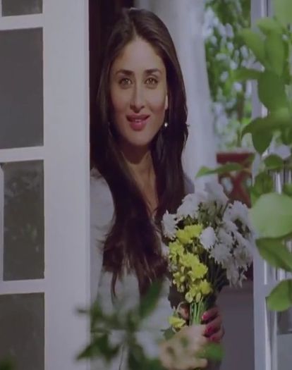 Dildara (Official Full Song) Ra.One Feat ShahRukh Khan Kareena Kapoor_(720p).mp4_000084080 - Kareena Kapoor 2