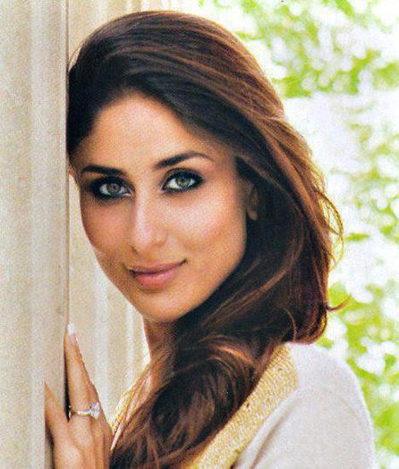 32435_318692721592816_1096422190_n - Kareena Kapoor 2