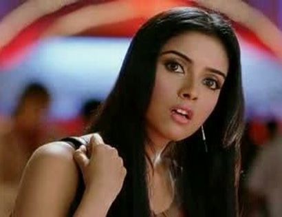 ghajini caps (121) - Asin Thottumkal