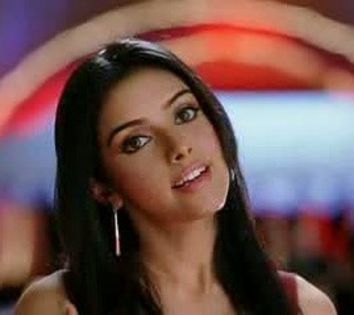 ghajini caps (128) - Asin Thottumkal