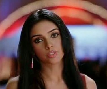 ghajini caps (129) - Asin Thottumkal