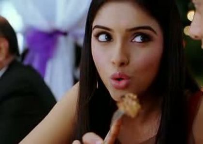 ghajini caps (138) - Asin Thottumkal