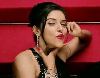 ghajini caps (6) - Asin Thottumkal