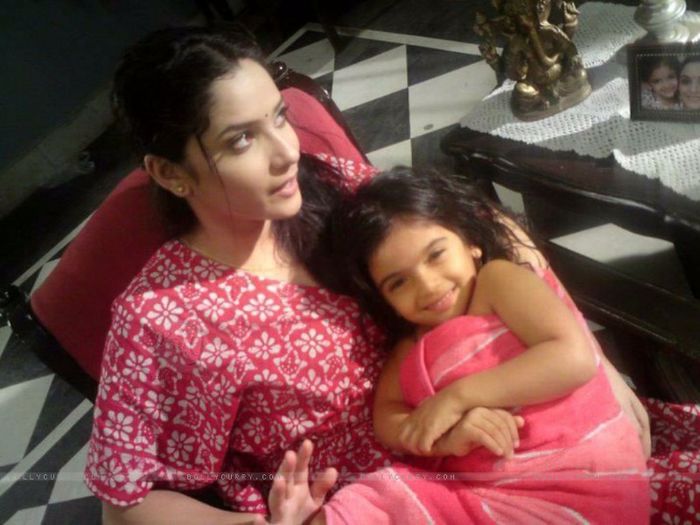 203683-ankita-lokhande-with-a-child-artist-on-the-set-of-pavitra-risht - ankita lokhande