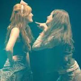 * I.P. * De ce mi-ai ucis fiica! * il ia de guler *