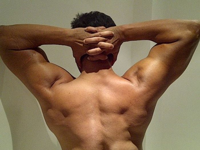 *isi da tricoul jos* Ia uitati ce bicepsi am pe spate >:) :))) - xi - Epii 10 - ix