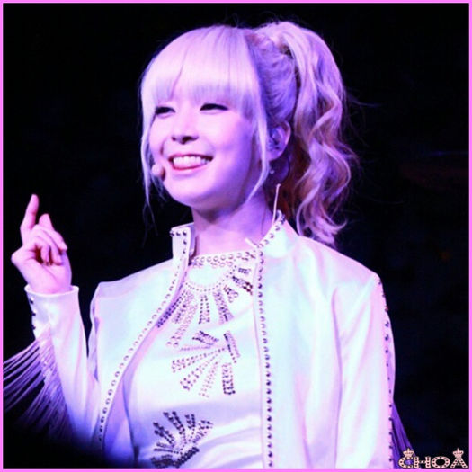 ;; Mmm..care e mai captivant? :-? [mananca]