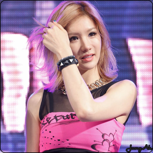 • Stiu ca esti un mic Picasso..dar las-o mai moale cu frisca..:))