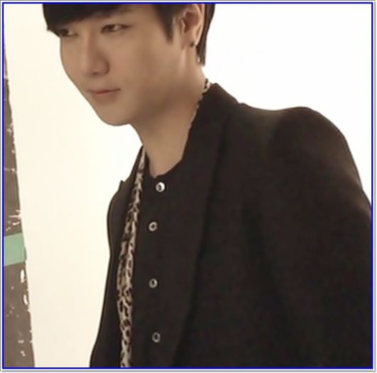 <Y> (intra  , tinand mainile in buzunare)..V-a fost dor de mine? :) - l - x - Episodul 82 - x - l