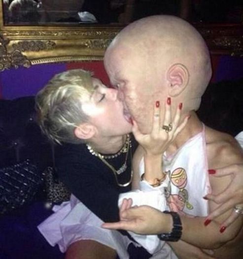 articole_10137 - Miley Cyrus socheaza din nou