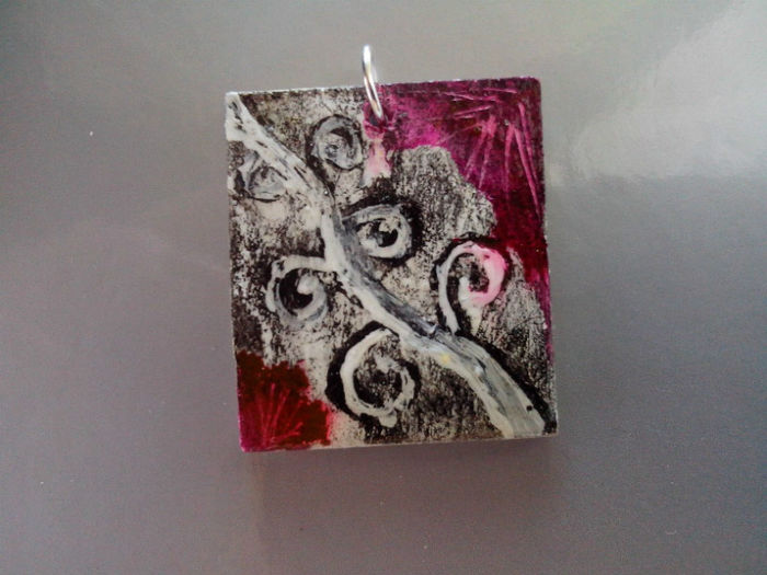 colier pictat 10 lei; Pandantiv   pictat, baza din lemn, lac glossy 
Dimensiuni : 30mm x 30mm (h)
