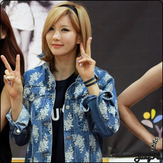 • Bye :-h .. Ce ma bucur ca a venit si HyunA.. si a putut sa se intalneasca cu Yesu :)