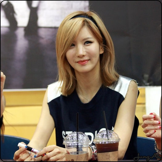 • Sii... Mi-a zis ChoA ca voi doi.. [uitandu-se la Hwe si Ki] ..aveti ceva de discutat :-?..