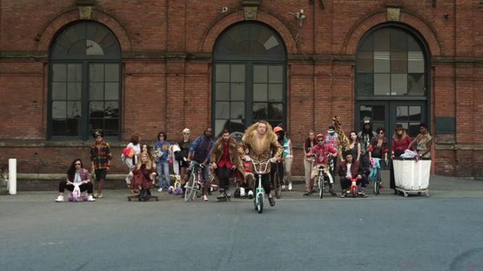 41 - MACKLEMORE & RYAN LEWIS - THRIFT SHOP