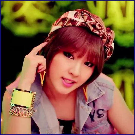 .` As merge dar n-am cu cine..Ca ea..(aratand spre Eun)..Nu vrea :-L..