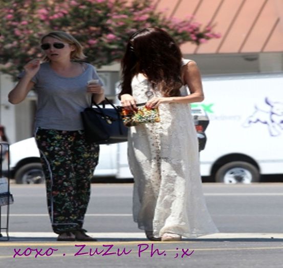 01.08 - Selena indo comer sushi em Woodland Hills, LA