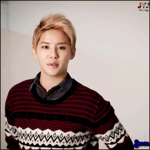 [J] ...:) [se aseaza pe fotoliu] ...Ce cupluri.. ;;) ...