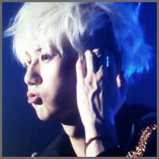 [(:] ...Eu stiu, eu o fac sa roseasca. :"> ..:)) ..Hey Boys. :> ...`Oppa` ..dar incalezeste`o. :">