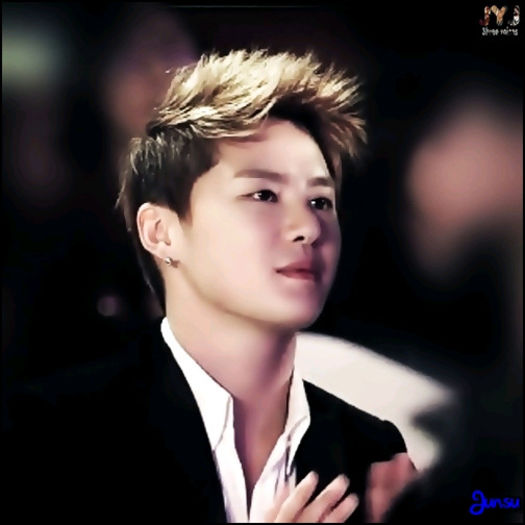 [J] ...:-? ..[se uita pe cer] ..Mmm.. :3 ..Ma lasi sa ma uit cu tine? :-?