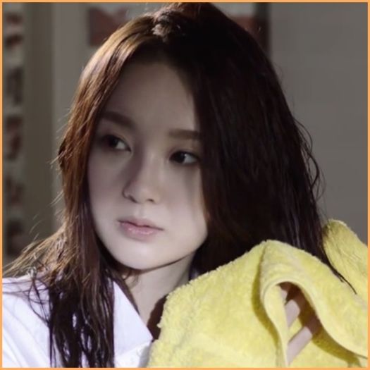 ^^..=se opreste,se uita la el= Ce? :))