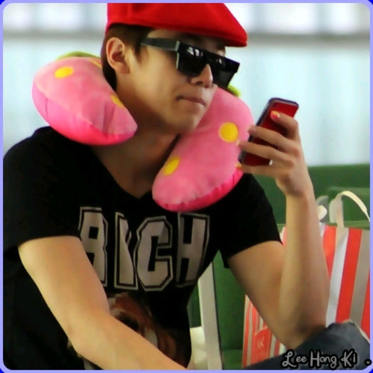 << ...(:| ..[bea; se aseaza pe banca; se joaca pe telefon] ..