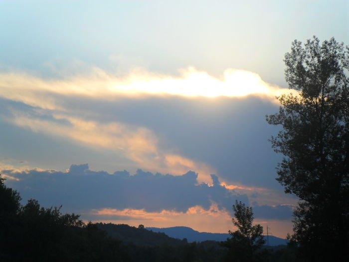 Apus de soare pe valea Izei