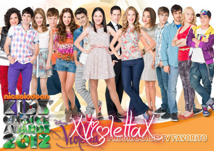 Grup cu personajele din Violetta