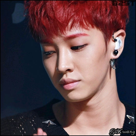 [KK] ...Mhm.. -_- ..[se sterge pe obraz cu un servetel] ..bandaje.. ceva? ..-_-